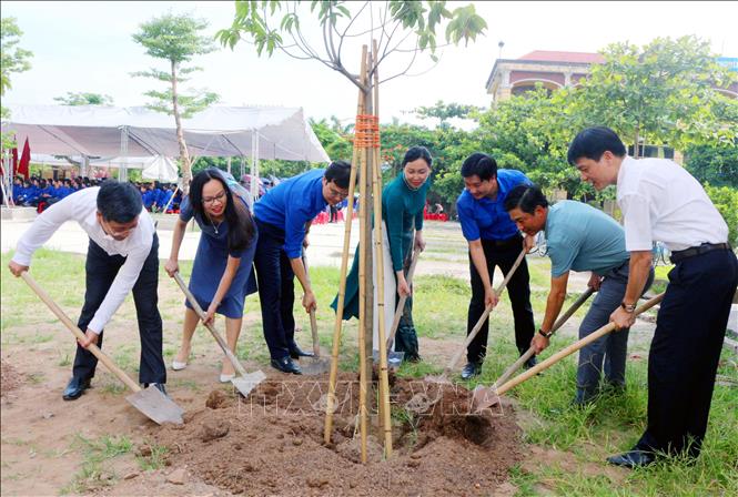 Trong ảnh: Các đại biểu Trồng cây lưu niệm tại khuôn viên nhà trường THPT B Phủ Lý. Ảnh: Đại Nghĩa - TTXVN