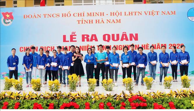 Trong ảnh: Tặng 20 suất học bổng cho học sinh có hoàn cảnh khó khăn vươn lên học tốt với trị giá 300.000đ/suất  cho các học sinh trường THPT B Phủ Lý. Ảnh: Đại Nghĩa - TTXVN
