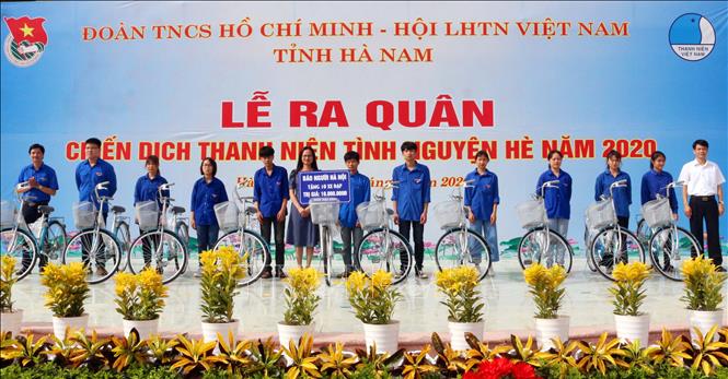 Trong ảnh: Tặng 10 chiếc xe đạp cho học sinh có hoàn cảnh khó khăn vươn lên học tốt có trị giá 1.000.000đ/chiếc cho các học sinh của trường THPT B Phủ Lý. Ảnh: Đại Nghĩa - TTXVN