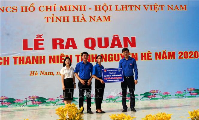 Trong ảnh: Ban tổ chức đã trao phần quà trị giá 50 triệu đồng thuộc chương trình Nhà nhân ái – Mái ấm Đoàn viên cho đoàn viên Lê Ngọc Dịu, lớp 10A1 trường THPT C Phủ Lý. Ảnh: Đại Nghĩa - TTXVN