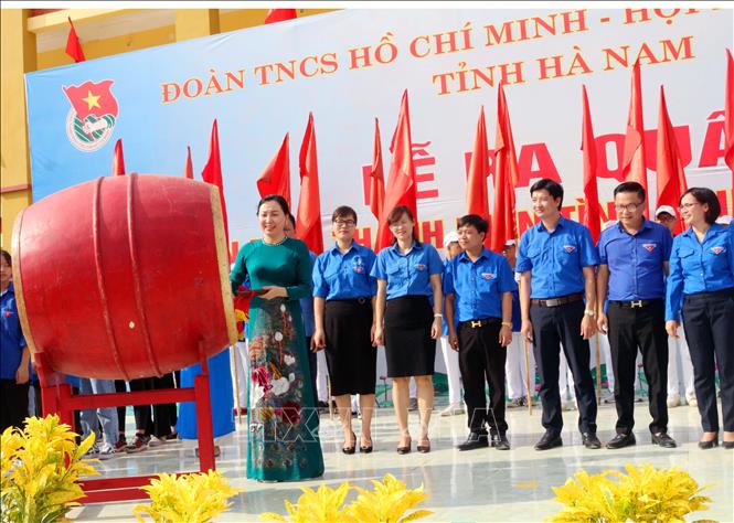 Trong ảnh: Bà Đinh Thị Lụa, Phó Chủ tịch UBND tỉnh Hà Nam, đánh trống chính thức khai mạc Lễ ra quân Chiến dịch Thanh niên tình nguyện hè 2020. Ảnh: Đại Nghĩa - TTXVN
