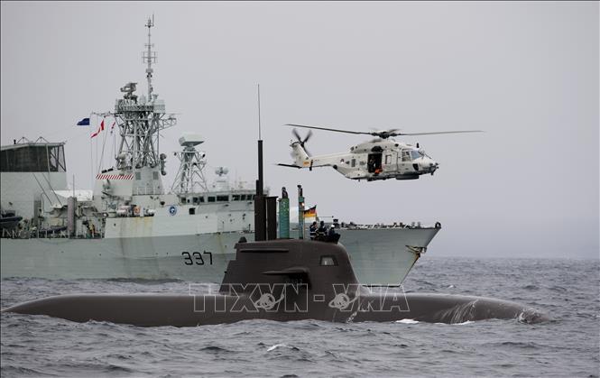 Trong ảnh (tư liệu): Tàu ngầm U33 của Đức, tàu chiến HMCS Fredericton của Canada và trực thăng của Hà Lan tham gia cuộc tập trận Dynamic Mongoose ở Biển Bắc, ngoài khơi bờ biển Na Uy ngày 4/5/2015. Ảnh: AFP/TTXVN