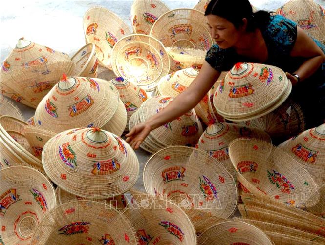 Trong ảnh: Sản phẩm nón Ngựa truyền thống của thôn Phú Gia, xã Cát Tường, huyện Phù Cát (Bình Định) được xuất khẩu sang nhiều thị trường, trong đó có Hoa Kỳ. Ảnh: Dương Ngọc - TTXVN
