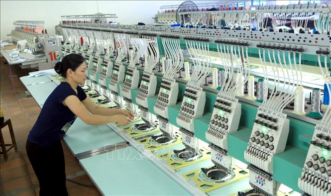 Trong ảnh: Công ty Cổ phần Đầu tư và Thương mại TNG (Thái Nguyên) chuyên sản xuất các sản phẩm dệt may xuất khẩu sang thị trường Hoa Kỳ, Canada, Nhật Bản, Hàn Quốc, EU. Ảnh: Hoàng Hùng - TTXVN
