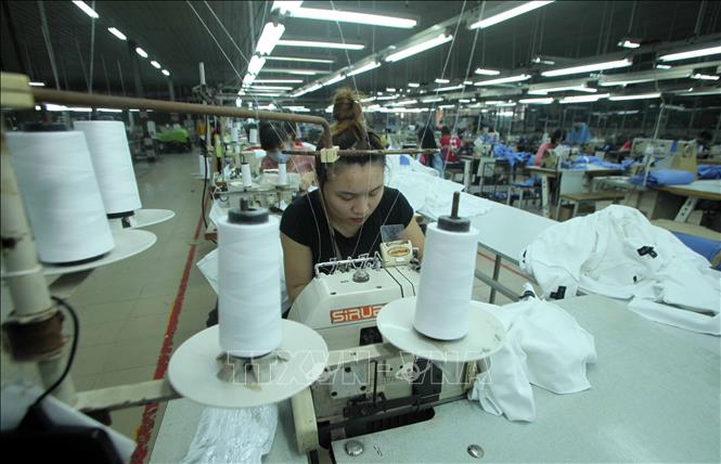 Trong ảnh: Công ty Cổ phần may Hồ Gươm chuyên may quần áo các loại, mỗi năm xuất khẩu sang thị trường Hoa Kỳ, châu Âu hàng chục triệu sản phẩm. Ảnh: Trần Việt – TTXVN