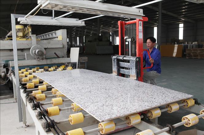 Trong ảnh: Công ty Cổ phần Quartz Việt Nam hoạt động từ tháng 4/2012, tại Khu công nghiệp Thụy Vân, thành phố Việt Trì (tỉnh Phú Thọ), chuyên sản xuất các loại đá ốp lát cao cấp xuất khẩu sang thị trường Hoa Kỳ. Ảnh: Anh Tuấn - TTXVN