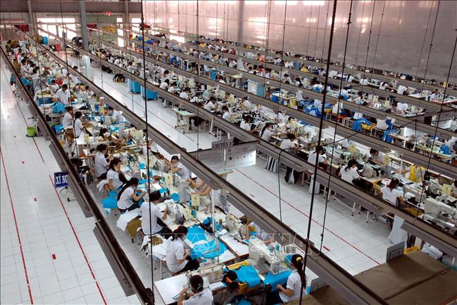 Trong ảnh: Công ty TNHH may Tiến Thuận (Ninh Thuận) sản xuất sản phẩm may mặc xuất khẩu sang thị trường Hoa Kỳ. Ảnh: Danh Lam - TTXVN