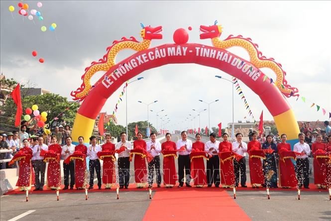 Trong ảnh: Cắt băng thông xe công trình cầu Mây. Ảnh: Mạnh Minh-TTXVN