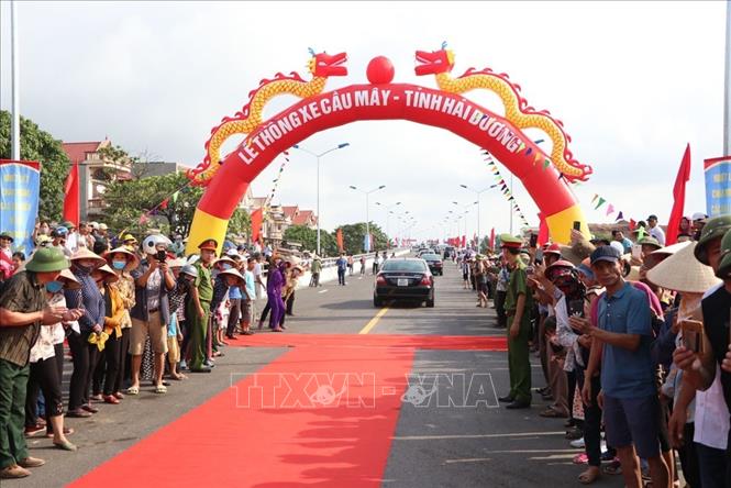 Trong ảnh: Thông xe công trình cầu Mây. Ảnh: Mạnh Minh-TTXVN