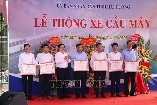 Trong ảnh: Chủ tịch UBND tỉnh Hải Dương Nguyễn Dương Thái tặng bằng khen cho các cá nhân, đơn vị có thành tích xuất sắc trong thi công cầu Mây. Ảnh: Mạnh Minh-TTXVN