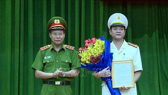 Trong ảnh: Thượng tướng Lê Quý Vương, Thứ trưởng Bộ Công an trao Quyết định của Bộ trưởng Bộ Công an về việc điều động Đại tá Lê Hồng Nam, Giám đốc Công an tỉnh Long An đến nhận công tác và giữ chức vụ Giám đốc Công an Thành phố Hồ Chí Minh từ ngày 1/7/2020. Ảnh: TTXVN phát