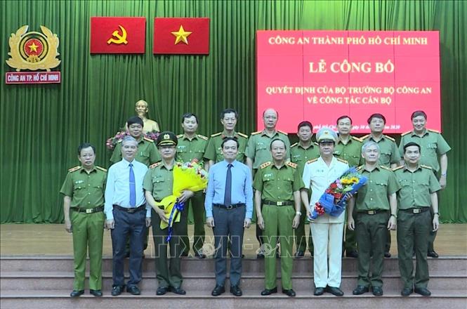 Trong ảnh: Ban giám đốc Công an Thành phố Hồ Chí Minh cùng các đồng chí lãnh đạo Bộ Công an, Thành ủy và UBND Thành phố Hồ Chí Minh. Ảnh: TTXVN phát
