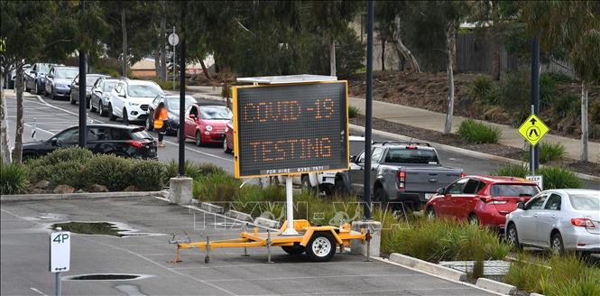 Trong ảnh: Các phương tiện xếp hàng tại một điểm xét nghiệm COVID-19 ở Melbourne, Australia ngày 23/6/2020. Ảnh: AFP/ TTXVN