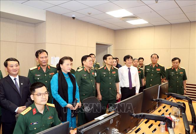 Trong ảnh: Chủ tịch Quốc hội Nguyễn Thị Kim Ngân tham quan Trung tâm Phát thanh-Truyền hình Quân đội. Ảnh: Trọng Đức - TTXVN