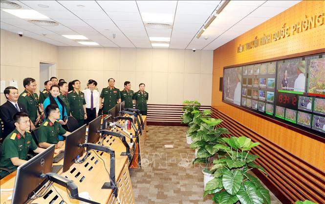 Trong ảnh: Chủ tịch Quốc hội Nguyễn Thị Kim Ngân tham quan Trung tâm Phát thanh-Truyền hình Quân đội. Ảnh: Trọng Đức - TTXVN