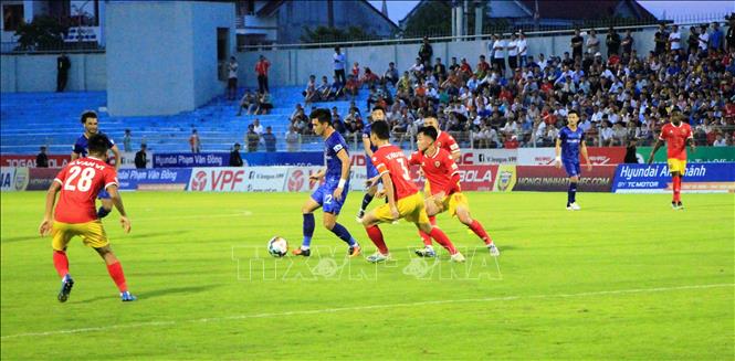 Trong ảnh: Tiến Linh (Becamex Bình Dương) đi bóng giữa vòng vây của các cầu thủ Hồng Lĩnh Hà Tĩnh. Ảnh: Phan Quân - TTXVN