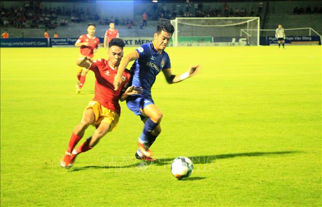 Trong ảnh: Pha tranh bóng giữa cầu thủ hai đội. Ảnh: Phan Quân - TTXVN