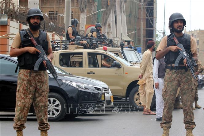 Trong ảnh: Nhân viên an ninh phong tỏa hiện trường vụ tấn công nhằm vào Sở giao dịch chứng khoán Pakistan tại Karachi, Pakistan ngày 29/6/2020. Ảnh: THX/TTXVN