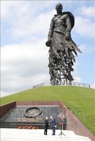 Trong ảnh: Tổng thống Nga Vladimir Putin (trái) và người đồng cấp Belarus Alexander Lukashenko (giữa) tại lễ khai trương đài tưởng niệm người lính Liên Xô ở ngoại ô thành phố Rzhev, tỉnh Tver, Nga ngày 30/6/2020. Ảnh: AFP/TTXVN