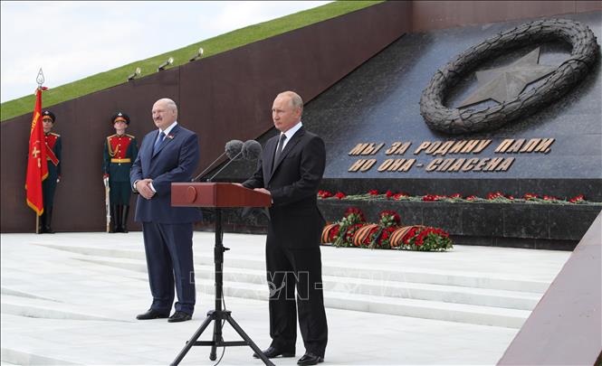 Trong ảnh: Tổng thống Nga Vladimir Putin (phải) và người đồng cấp Belarus Alexander Lukashenko (trái) tại lễ khai trương đài tưởng niệm người lính Liên Xô ở ngoại ô thành phố Rzhev, tỉnh Tver, Nga ngày 30/6/2020. Ảnh: AFP/TTXVN