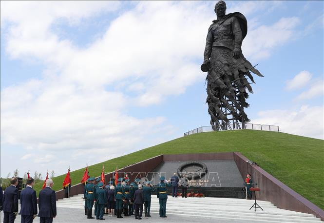 Hình ảnh Tổng thống Nga, Belarus, đài tưởng niệm, người lính sẽ cho bạn cảm nhận sự kính trọng và tri ân của những người đứng đầu cho những người lính đã đánh dấu sự hy sinh của họ. Hãy xem để khám phá những suy nghĩ và cảm xúc đầy ý nghĩa.