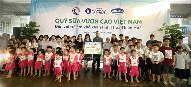 Trong ảnh: Đại diện Công ty Cổ phần Sữa Việt Nam trao tặng 82.350 ly sữa Vinamilk cho Quỹ Bảo trợ trẻ em tỉnh Thừa Thiên - Huế. Ảnh: Mai Trang - TTXVN 