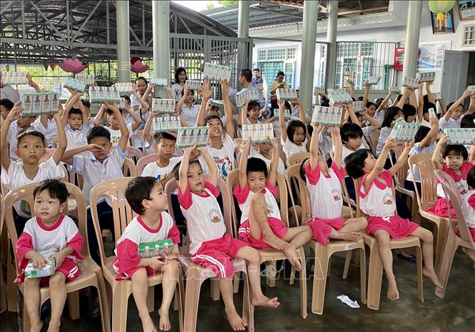 Trong ảnh: Các trẻ em mồ côi tại chùa Đức Sơn vui mừng nhận sữa từ Quỹ Sữa vươn cao Việt Nam. Ảnh: Mai Trang - TTXVN 