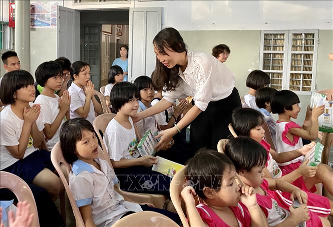 Trong ảnh: Trao tặng sữa Vinamilk cho trẻ em mồ côi tại chùa Đức Sơn, tỉnh Thừa Thiên - Huế. Ảnh: Mai Trang - TTXVN