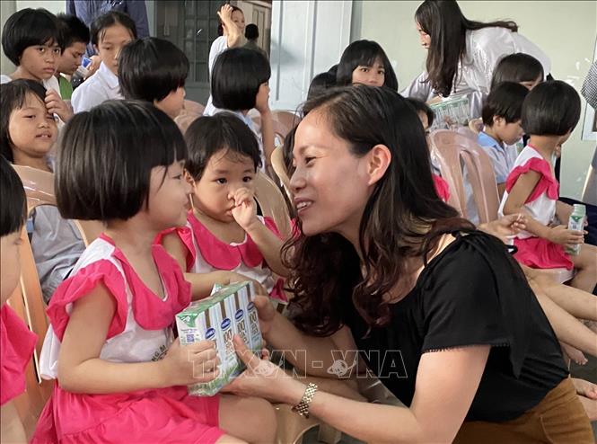 Trong ảnh: Đại diện Công ty Cổ phần Sữa Việt Nam trao tặng sữa Vinamilk cho trẻ em mồ côi tại chùa Đức Sơn, tỉnh Thừa Thiên - Huế. Ảnh: Mai Trang - TTXVN