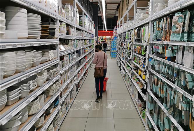 Trong ảnh: Người dân mua hàng trong siêu thị tại Johannesburg, Nam Phi ngày 22/6/2020. Ảnh: THX/ TTXVN