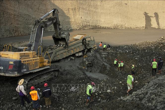 Trong ảnh (tư liệu): Lực lượng cứu hộ tìm kiếm các nạn nhân sống sót sau vụ lở đất tại mỏ đá quý ở Hpakant, bang Kachin, Myanmar ngày 24/4/2019. Ảnh: AFP/TTXVN