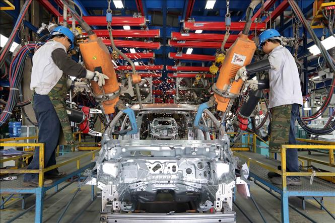 Trong ảnh: Sản xuất ô tô tại nhà máy của Công ty FORD Việt Nam (liên doanh giữa Tập đoàn Ô tô Ford của Hoa Kỳ và Công ty Diesel Sông Công). Ảnh: Trần Việt - TTXVN