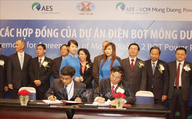 Trong ảnh: Ngày 22/4/2010, tại Hà Nội, Bộ Công Thương, Tập đoàn Công nghiệp Than - Khoáng sản Việt Nam và Liên doanh giữa Tập đoàn AES (Hoa Kỳ) ký kết các hợp đồng của Dự án điện BOT Mông Dương 2 công suất 1.200 MW với tổng trị giá hơn 2 tỷ USD. Ảnh: Tuấn Anh - TTXVN