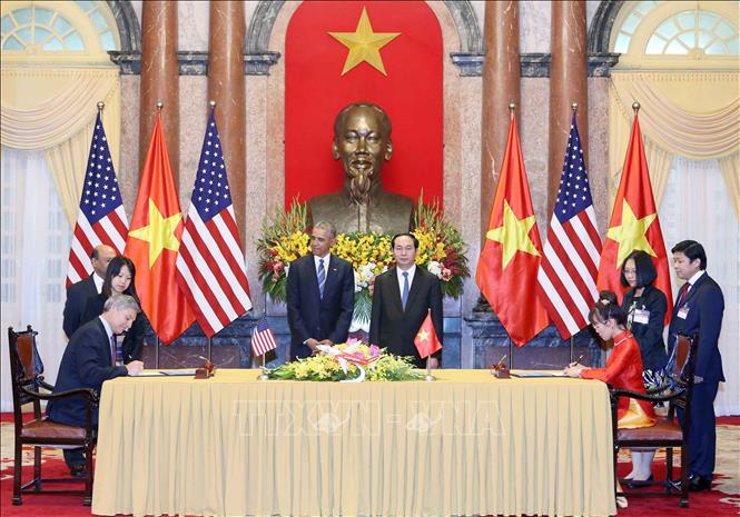 Trong ảnh: Chủ tịch nước Trần Đại Quang và Tổng thống Barack Obama chứng kiến Lễ ký hợp đồng đặt mua 100 máy bay Boeing giữa Hãng hàng không VietjetAir của Việt Nam với Tập đoàn chế tạo máy bay Boeing của Hoa Kỳ. Ảnh: Nhan Sáng - TTXVN