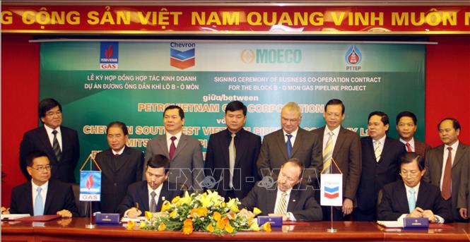 Trong ảnh: Ngày 11/3/2010, tại Hà Nội, Tập đoàn Dầu khí Việt Nam ký kết Hợp đồng Hợp tác kinh doanh Dự án đường ống dẫn khí  Lô B - Ô Môn giữa Tổng công ty Khí Việt Nam (PVGas) với các Tập đoàn Chevron (Hoa Kỳ), MOECO (Nhật Bản) và PTTEP (Thái Lan). Ảnh: Tuấn Anh - TTXVN