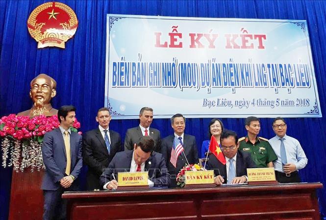 Trong ảnh: Ngày 4/5/2018, UBND tỉnh Bạc Liêu và Liên doanh đầu tư Energy Capital Vietnam (Hoa Kỳ) ký kết Biên bản ghi nhớ Dự án điện khí LNG tại Bạc Liêu tổng công suất 3.200 MW, tổng mức đầu tư khoảng 91.400 tỷ đồng Việt Nam (tương đương 4 tỷ USD). Ảnh: Huỳnh Sử - TTXVN 