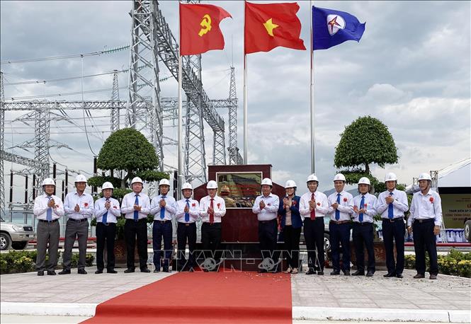 Trong ảnh: Các đại biểu thực hiện nghi thức gắn biển công trình Trạm biến áp 220 kV Ninh Phước và đấu nối. Ảnh: Công Thử - TTXVN