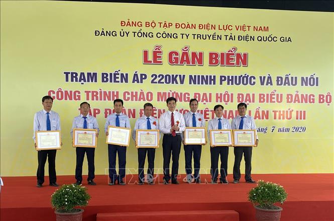 Trong ảnh: Tập đoàn Điện lực Việt Nam tặng bằng khen cho các tập thể và cá nhân đạt thành tích xuất sắc trong thực hiện nhiệm vụ công trình Trạm biến áp 220 kV Ninh Phước và đấu nối. Ảnh: Công Thử - TTXVN