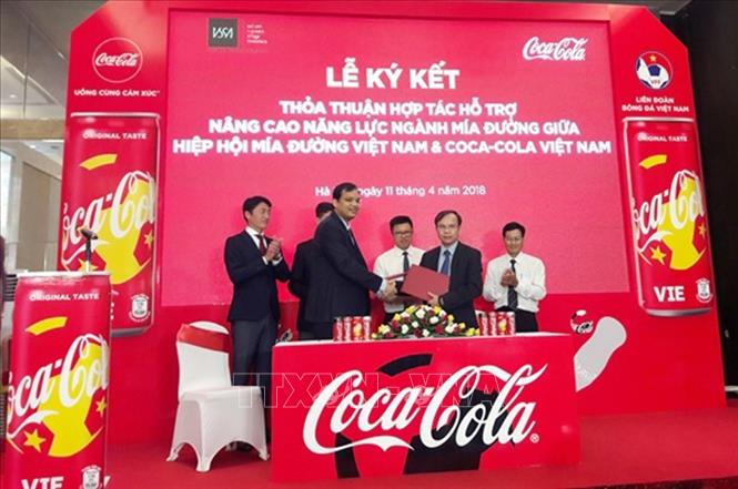 Trong ảnh: Công ty TNHH Nước giải khái Coca Cola Việt Nam (hoạt động từ năm 1994) và Hiệp hội Mía đường Việt Nam (VSSA) ký kết thỏa thuận hợp tác hỗ trợ nâng cao năng lực ngành mía đường Việt Nam, ngày 11/4/2018. Ảnh: TTXVN phát