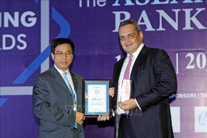 Trong ảnh: Ông Lê Thanh Tâm, Tổng giám đốc Tập đoàn Dữ liệu quốc tế (IDG ASEAN) trao giải thưởng “Chi nhánh Ngân hàng nước ngoài tiêu biểu” cho Ngân hàng Citibank (Hoa Kỳ), tại Diễn đàn Ngân hàng Đông Nam Á (ASEAN Banker Forum – ABF), tối 19/11/2013, ở Tp Hồ Chí Minh. Ảnh: Hoàng Hải-TTXVN