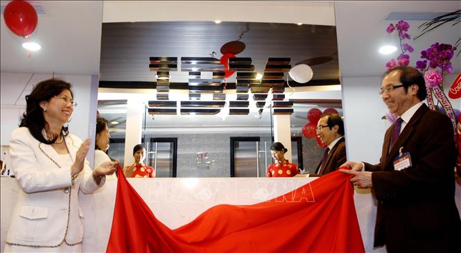 Trong ảnh: Chiều 14/1/2009, Công ty IBM Việt Nam (thuộc Tập đoàn IBM của Hoa Kỳ) khai trương văn phòng tại TP. Hồ Chí Minh. Ảnh: Thế Anh - TTXVN