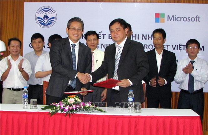Trong ảnh: Ngày 27/10/2015, Sở Thông tin và Truyền thông tỉnh Quảng Ninh và Microsoft Việt Nam (Tập đoàn Microsoft của Hoa Kỳ) ký kết ghi nhớ về hợp tác, phát triển công nghệ thông tin. Ảnh: Vũ Văn Đức - TTXVN
