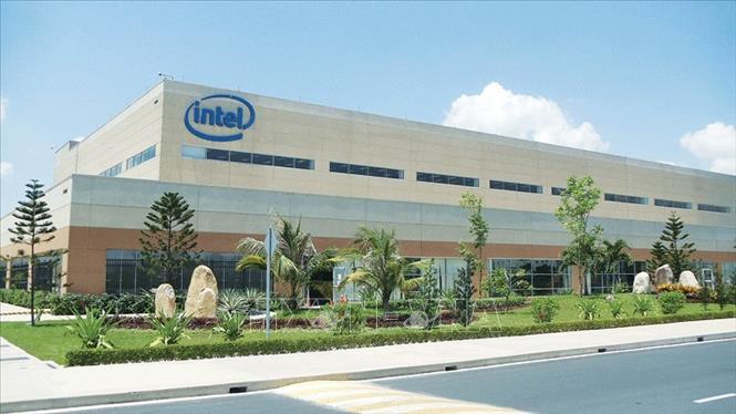 Trong làn sóng đầu tư thứ ba của Hoa Kỳ vào Việt Nam (1/2007 - 2012), khi Việt Nam trở thành thành viên WTO, Tập đoàn công nghệ Intel (Hoa Kỳ) đầu tư 1 tỷ USD vào nhà máy đặt tại khu công nghệ cao tại TP. Hồ Chí Minh, đánh dấu bước chuyển biến dòng vốn đầu tư từ Hoa Kỳ với nguồn vốn đầu tư tập trung vào các lĩnh vực sản xuất ứng dụng khoa học công nghệ hiện đại. Trong ảnh: Nhà máy của Intel tại KCN cao TP Hồ Chí Minh. Ảnh: TTXVN phát
