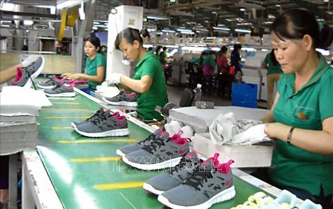 Trong ảnh: Khoảng hơn 40% hàng gia công của Tập đoàn Nike (Hoa Kỳ) được sản xuất tại Việt Nam. Ảnh: TTXVN phát