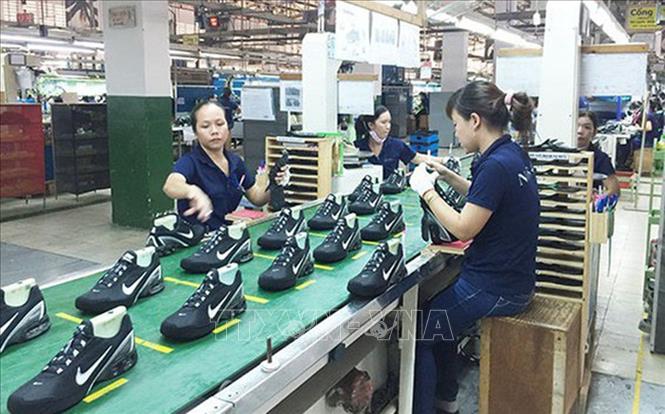 Trong ảnh: Khoảng hơn 40% hàng gia công của Tập đoàn Nike (Hoa Kỳ) được sản xuất tại Việt Nam. Ảnh: TTXVN phát