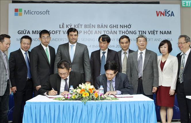 Trong ảnh: Ngày 4/11/2014, tại Hà Nội diễn ra Lễ ký kết Biên bản ghi nhớ giữa Tập đoàn Microsoft (Hoa Kỳ) và Hiệp hội An toàn Thông tin Việt Nam (VNISA) nhằm tăng cường công tác bảo mật và an toàn thông tin Việt Nam. Ảnh: Minh Quyết - TTXVN