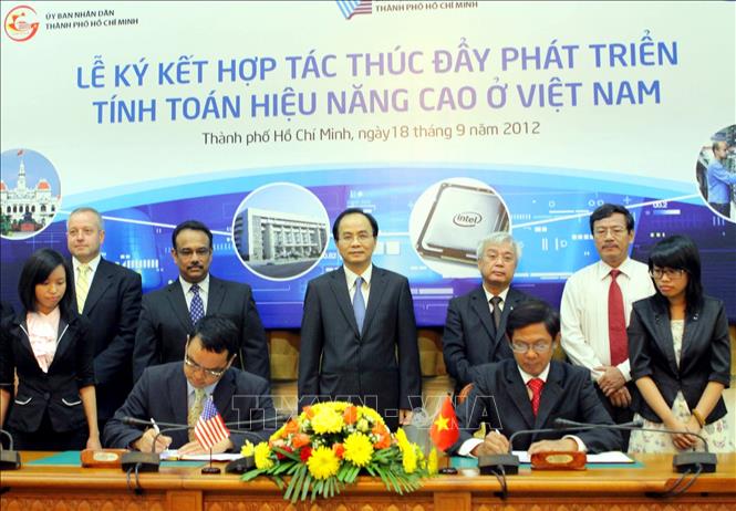Trong ảnh: Ngày 18/9/2012, Ủy ban nhân dân TP Hồ Chí Minh, Đại học Quốc gia TP Hồ Chí Minh và Tập đoàn Intel Việt Nam (Hoa Kỳ) ký kết hợp tác thúc đẩy phát triển tính toán hiệu năng cao (HPC) ở Việt Nam giai đoạn 2012 - 2015. Ảnh: Phương Vy - TTXVN