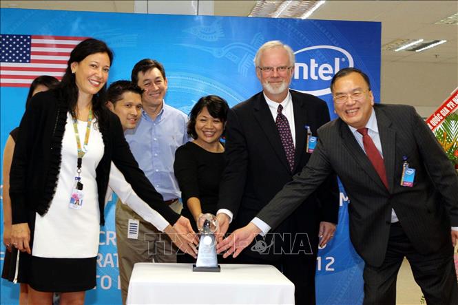 Trong ảnh: Ngày 7/12/2012, tại Khu Công nghệ cao TP Hồ Chí Minh, Tập đoàn Intel (Hoa Kỳ) tại Việt Nam tổ chức lễ đón nhận Giải thưởng Doanh nghiệp xuất sắc 2012 của Ngoại trưởng Hoa Kỳ (Award for Corporate Excelllence –ACE 2012). Ảnh: Hoàng Hải - TTXVN
