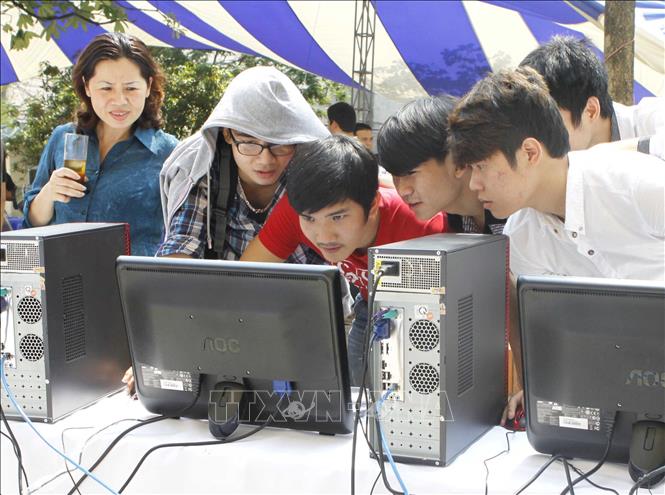 Trong ảnh: Ngày 24/4/2013, tại Hà Nội, Công ty Intel (Hoa Kỳ) tổ chức Lễ công bố khởi động Chương trình hỗ trợ người dân Việt Nam sử dụng máy tính và internet hiệu quả. Đây là chương trình nằm trong khuôn khổ dự án 