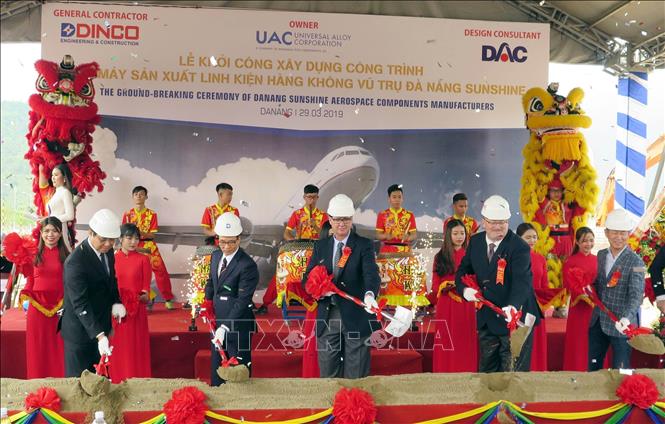 Trong ảnh: Ngày 29/3/2019, Công ty Universal Alloys Corporation ASIA PTE., LTD (UAC) của Hoa Kỳ khởi công xây dựng Nhà máy sản xuất linh kiện hàng không vũ trụ Sunshine tại Khu Công nghệ cao, thành phố Đà Nẵng. Đây là dự án sản xuất linh kiện hàng không vũ trụ đầu tiên tại Việt Nam. Ảnh: Nguyễn Sơn - TTXVN